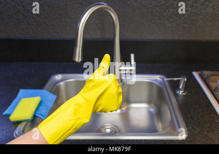 Tolles Konzept der häuslichen Reinigung, Hand mit Handschuh, positives Zeichen mit dem Daumen. Stockfoto