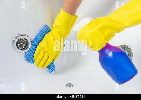 Tolles Konzept der häuslichen Reinigung, Hand mit Handschuh Reinigungsbad. Stockfoto