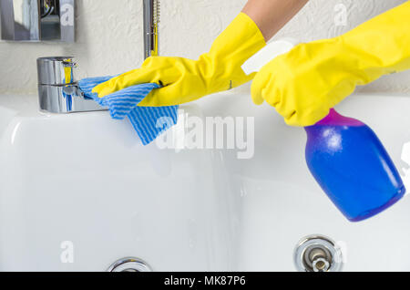 Tolles Konzept der häuslichen Reinigung, Hand mit Handschuh Reinigungsbad. Stockfoto