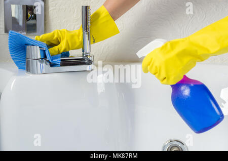 Tolles Konzept der häuslichen Reinigung, Hand mit Handschuh Reinigungsbad. Stockfoto