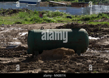 Große Propan Gas Tank oder Treibgastank in einem Garten Stockfoto