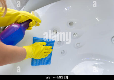 Tolles Konzept der häuslichen Reinigung, Hand mit Handschuh Reinigungsbad. Stockfoto