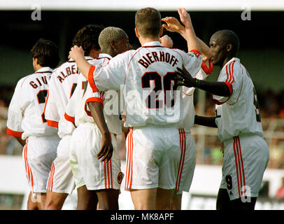 Fußball: Stadion am Bruchweg Mainz Deutschland 31.5.1999, internationale Freundschaftsspiel FC Bayern München (München, München) vs AC Mailand (Milano) - - - Mailand feiert Stockfoto