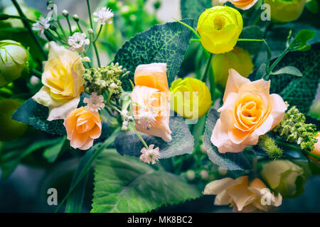 Blumenstrauß aus verschiedenen Künstliche Blumen Stockfoto