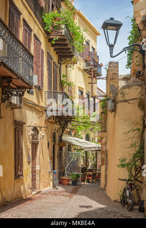 Traditionelle Fußgängerzone in der Altstadt von Chania auf Kreta, Griechenland Stockfoto