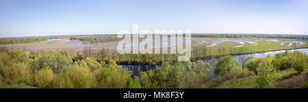 Antenne Landschaft Panoramablick auf Desna River mit überfluteten Wiesen und schöne Felder. Blick vom hohen Ufer auf der jährlichen Frühjahrstagung Überlauf. Novgorod-Siv Stockfoto