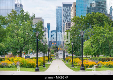 Toronto, Kanada - August 3,2015: Gehen Sie durch Toronto Downtown, Universiti avenue während ein bewölkter Tag Stockfoto