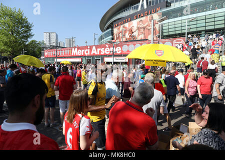 Bild zeigt: Arsenal v Burnley 6.5.18 Warteschlangen eine 100 Meter lange für Abschied Programm souvenir Arsenal Fans für letzte Arsene Wenger's home Spiel ankommen ein Stockfoto