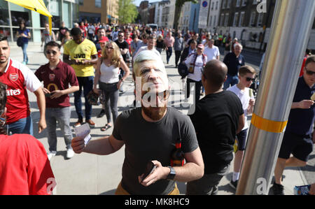 Bild zeigt: Arsenal v Burnley 6.5.18 Warteschlangen eine 100 Meter lange für Abschied Programm souvenir Arsenal Fans für letzte Arsene Wenger's home Spiel ankommen ein Stockfoto