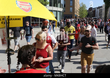 Bild zeigt: Arsenal v Burnley 6.5.18 Warteschlangen eine 100 Meter lange für Abschied Programm souvenir Arsenal Fans für letzte Arsene Wenger's home Spiel ankommen ein Stockfoto