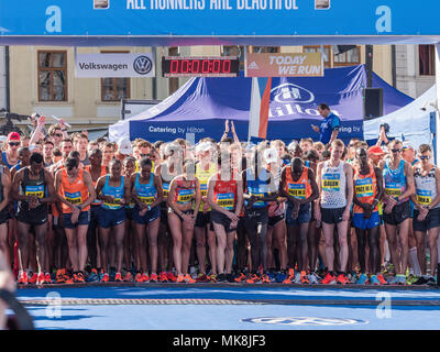 Prag, tschechische Republik - 6. Mai 2018: Marathon, der Aufstellung in Prag, Weltmeister, einschließlich Galen Rupp Sieger. Volkswagen Prague Marathon 20. Stockfoto