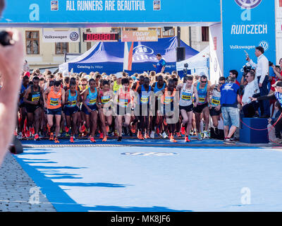 Prag, tschechische Republik - 6. Mai 2018: Marathon, der Aufstellung in Prag, Weltmeister, einschließlich Galen Rupp Sieger. Volkswagen Prague Marathon 20. Stockfoto