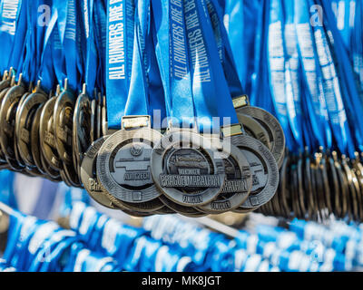 Prag, tschechische Republik - 6. Mai 2018: Volkswagen Prague Marathon 2018 Medaillen bereit und wartet auf einen Läufer in Prag, Tschechische Republik Stockfoto