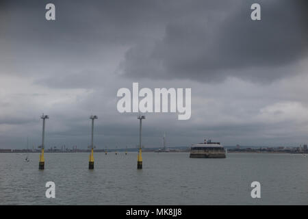 Navigationslichter in Portsmouth Harbour für die neue Flugzeugträger im Jahr 2018 Stockfoto