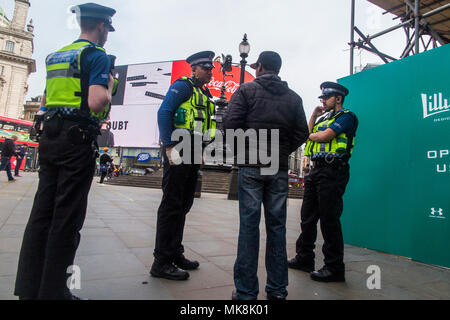 Die Unterstützung der Gemeinschaft Offiziere frage ein Mann in Piccadilly Circus Stockfoto