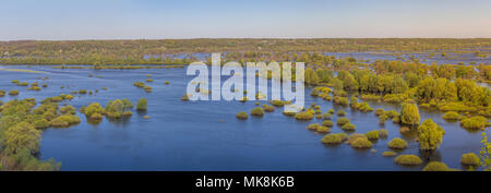 Antenne Landschaft Panoramablick auf Desna River mit überfluteten Wiesen und schöne Felder. Blick vom hohen Ufer auf der jährlichen Frühjahrstagung Überlauf. Novgorod-Siv Stockfoto