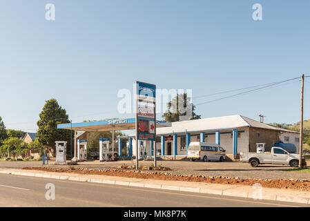 ESTCOURT, SÜDAFRIKA - 21. MÄRZ 2018: eine Straße Szene mit Tankstelle, Shop und Fahrzeuge an Moorleigh, einem Dorf in der Nähe von Estcourt in der Kwazulu-Natal Stockfoto