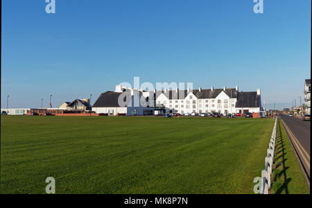 Die Vorderseite der Carnoustie Golf Hotel an der Meisterschaft der Carnoustie Golf Links, bereit zu sein für die Open im Juli 2018 gemacht. Angus, Scotlan Stockfoto