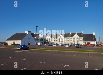 Blick auf dem Parkplatz des Carnoustie Golf Hotel, zurück auf den Carnoustie Golf Links, wo die 2018 offen gehalten werden. Angus, Schottland. Stockfoto