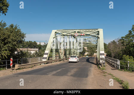 ESTCOURT, SÜDAFRIKA - MÄRZ 21, 2018: ein Auto überqueren der historischen Stahl Straßenbrücke über den Bushman's River in Estcourt in der Kwazulu-Natal Provin Stockfoto