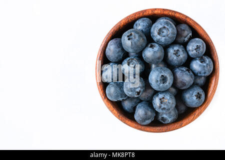 Frische Blaubeeren in Houten auf weißem Hintergrund. Ansicht von oben, kopieren Platz für Text. Isoliert Stockfoto