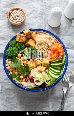 Bunte buddha Schüssel, gesunden vegetarischen Salat. Buddha Schüssel mit Brokkoli, Quinoa, Kichererbsen und Gemüse. Gesunde Lebensweise, gesunde Ernährung, dietin Stockfoto