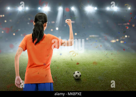 Gerne asiatische Fußball-Spieler Frau feiern das Match auf dem Feld gewinnen Stockfoto