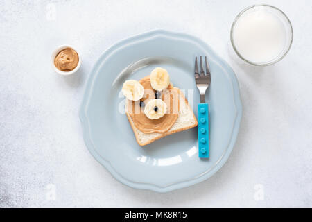 Peanut Butter und Bananen Toast wie Bär, Frühstück oder Mittagessen für Kinder geprägt. Essen Art gesundes Essen für Kinder. Tierische Nahrung Art Spaß mit Essen Stockfoto