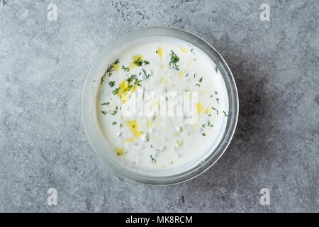 Zaziki Sauce/Türkischen Cacik Joghurt mit Gurkenscheiben und Olivenöl. Traditionelle Speisen. Stockfoto