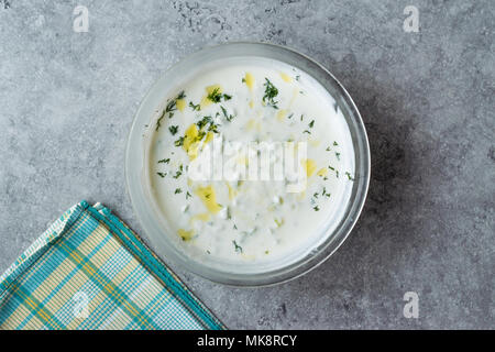 Zaziki Sauce/Türkischen Cacik Joghurt mit Gurkenscheiben und Olivenöl. Traditionelle Speisen. Stockfoto