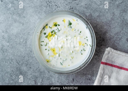 Zaziki Sauce/Türkischen Cacik Joghurt mit Gurkenscheiben und Olivenöl. Traditionelle Speisen. Stockfoto