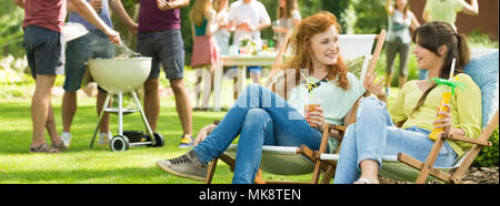 Mädchen Spaß Gespräche während der Partei in der Landschaft Stockfoto