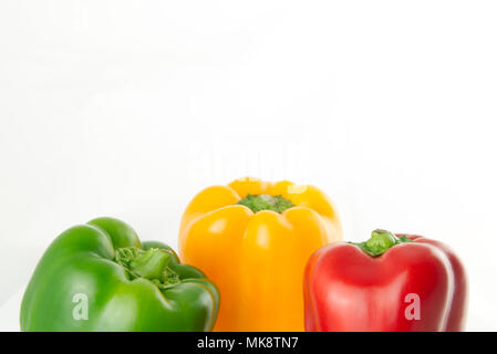 Grüne, rote und gelbe Paprika auf einem weißen Hintergrund komponiert mit Kopie Raum isoliert. Capsicum annuum, Paprika Stockfoto