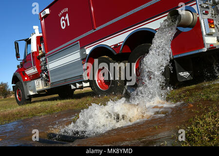 Während einer jährlichen Kraftstoff verschütten größerer Unfall Antwort übung, Team Shaw Mitglieder reagiert zu einem simulierten Flucht von 450.000 Liter Kraftstoff, von Wasser vertreten, bei Shaw Air Force Base, South Carolina, Nov. 17, 2017. Das Szenario wurde entwickelt, um das Verhalten und die Bereitschaft der Teilnehmer, wie Kraftstoffe Verteilung, Notdienste, Umwelt- und medizinischen Flieger zu testen. (U.S. Air Force Foto von Airman 1st Class Kathryn R.C. Reaves) Stockfoto