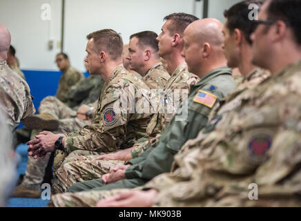 Flieger an die 353 Special Operations Gruppe hören US Marine Corps Generalmajor Daniel Yoo, Kommandeur der Special Operations Command Pacific (SOCPAC) Die betrieblichen Bemühungen in der Indo-Asia-pazifischen Region Nov. 8, 2017 beschreiben, bei Kadena Air Base, Japan. Das SOCPAC Commander und Senior Soldaten advisor mit Flieger während einer Leadership Forum met. (U.S. Air Force Foto vom Kapitän Jessica Tait) Stockfoto