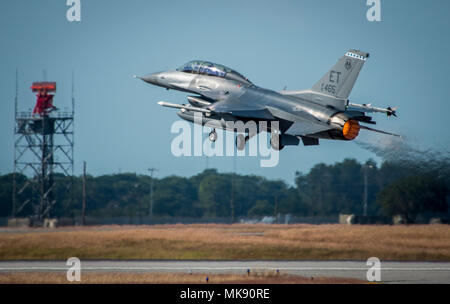 Ein 96 Test Wing F-16D Fighting Falcon hebt ab von der Start- und Landebahn am Eglin Air Force Base, Fla., für einen anderen Test sortie. Der 96 TW durchführen, Entwicklung von Tests mit einer Vielzahl von Flugzeugen aus Hubschrauber und Propellerflugzeuge Flugzeuge Kämpfer. (U.S. Air Force Foto/Samuel King Jr.) Stockfoto