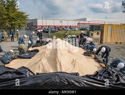 171114-N-UB 406-056 NORFOLK (Nov. 14, 2017) Segler bereiten Sie eine Expeditionary medizinische Einheit während einer dreitägigen Training übung an der Marine Expeditionary Medical Support Command, Nov. 14, 2017 zu montieren. Die Übung diente als Vertraut werden mit der Ausrüstung und der Zertifizierung für den bevorstehenden humanitären Mission weiterhin Versprechen 2018. (U.S. Marine Foto von Mass Communication Specialist Seaman Cameron M. Stoner/Freigegeben) Stockfoto