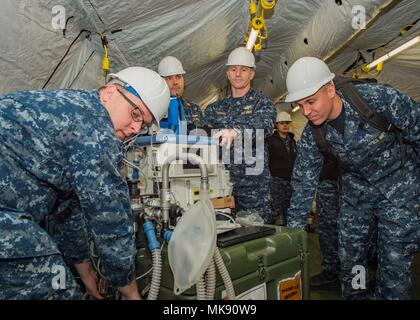 171115-N-UB 406-024 WILLIAMSBURG, Virginia (Nov. 15, 2017) Segler Transport einem anästhesiegerät innerhalb einer Expeditionary medizinische Einheit während einer dreitägigen Training übung an der Marine Expeditionary Medical Support Command, November 15, 2017. Die Übung diente als Vertraut werden mit der Ausrüstung und der Zertifizierung für den bevorstehenden humanitären Mission weiterhin Versprechen 2018. (U.S. Marine Foto von Mass Communication Specialist Seaman Cameron M. Stoner/Freigegeben) Stockfoto