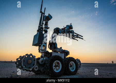 Ein US Air Force Remotec Andros F6A Remote Ordnance Neutralisationsanlage, an die 379 Expeditionary Bauingenieur Geschwader zugewiesen, führt die Aufklärung bei einer gemeinsamen chemischen Bedrohung Training übung im Al Udeid Air Base, Katar, Nov. 25, 2017. Die 379 EOD Flug, 379 Bioenvironmental Engineering Flug und 379. die Bereitschaft und das Management in Notfällen Flug reagierte auf eine simulierte Chemical Agent Bedrohung. (U.S. Air National Guard Foto: Staff Sgt. Patrick Evenson) Stockfoto