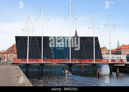 Der Kreis Brücke, Cirkelbroen, Spanning Christianshavn Kanal - Der schwarze Diamant, die Königliche Bibliothek, in den inneren Hafen von Kopenhagen Stockfoto