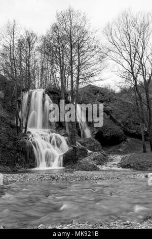 Schöne serbische Wasserfall Langzeitbelichtung Fotografie, Wasser Bewegung in Schwarz und Weiß. Winter Bild mit Fluss vor Stockfoto