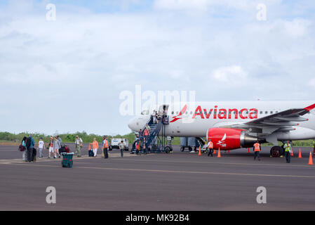 Die Passagiere aussteigen eine Avianca Airlines Jet auf dem Asphalt von San Cristóbal Flughafen auf Galapagos, Ecuador. Stockfoto