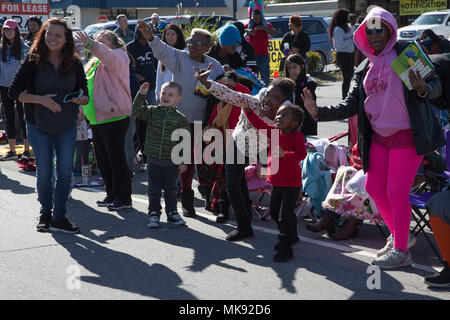 Mitglieder der Jacksonville-Onslow Gemeinschaft ansehen Die 62. jährlichen Jacksonville-Onslow Christmas Holiday Parade in Jacksonville, N.C., Nov. 18, 2017. Die 62. jährlichen Jacksonville-Onslow Christmas Holiday Parade nach unten verschoben Western Boulevard mit 200 Schwimmern, Gönner und US Marine Führer die Teilnahme an der Parade, die an der Coastal Carolina Community College begann und endete bei Brynn Marr Einkaufszentrum. (U.S. Marine Corps Foto von Pfc. Damaris Arias) Stockfoto