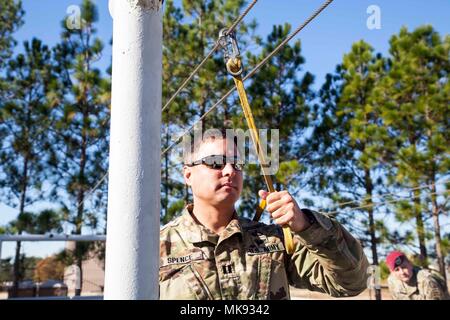 Operation Toy Drop ist ein multinationales Flugtraining, das vom United States Army Civil Affairs and Psychological Operations Command (Airborne) organisiert wird. Das Archivbild dokumentiert einen Jumpmaster, der sich 2017 an der Einarbeitung eines C-130 Hercules-Modells in Fort Bragg, North Carolina, beteiligte. Stockfoto