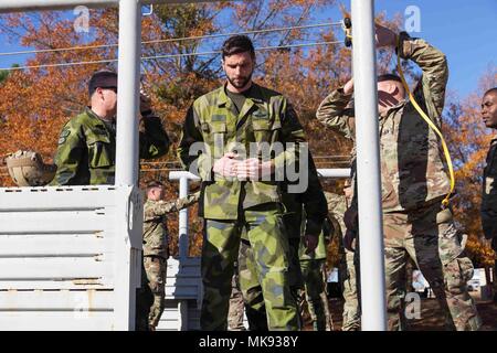 Operation Toy Drop ist eine jährliche multinationale Flugübung, die vom United States Army Civil Affairs and Psychological Operations Command (Airborne) in Fort Bragg, North Carolina, organisiert wird. Am 28. November 2017 trainierte ein schwedischer Jumpmaster während des 20. Jährlichen Randy Ooler Memorial-Events auf einem C-130 Hercules-Modell für Flugzeugverfahren. Das Archivbild dokumentiert die internationale Flugkooperation. Stockfoto
