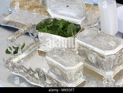 Elegante silber Kaffee Service während der Feier in Nordafrika Stockfoto