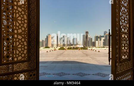 Der West Bay City Skyline von der Großen Moschee in Doha, Katar gesehen. Der West Bay ist als einer der bekanntesten Stadtteile von Doha als Stockfoto