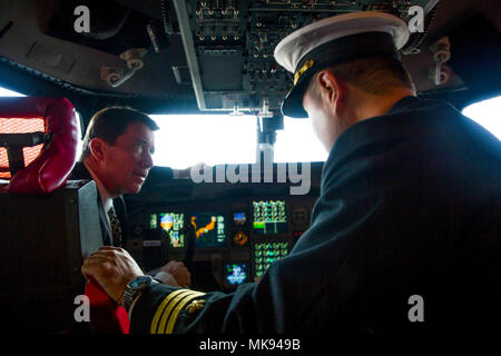 Botschafter William Hagerty, Links, US-Botschafter in Japan, spricht mit einem Japan Maritime Verteidigung-kraft (JMSDF) Offizier während einer Tour durch ein JMSDF US-1 ein Wasserflugzeug bei Marine Corps Air Station (WAB) Iwakuni, Japan, November 30, 2017. Botschafter Hagerty besuchte MCAS Iwakuni offiziell zum ersten Mal seit in Japan ankommen früh dieses Jahr. (U.S. Marine Corps foto Lance Cpl. Stephen Campbell) Stockfoto