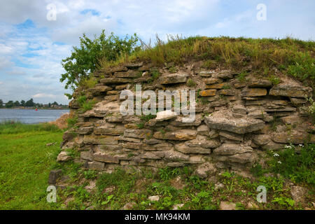 SHLISSELBURG, Saint Petersburg, Russland - 21 AUGUST, 2017: Die Zerbrochene Mauer des Oreshek Festung. Mittelalterliche Russische defensive Struktur und politi Stockfoto