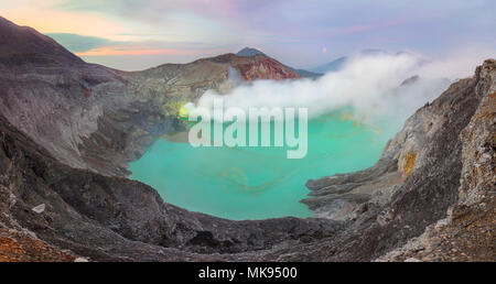 Panoramablick auf die Landschaft des Kawah Ijen bei Sonnenaufgang, Java, Indonesien. Groß. Die berühmteste Sehenswürdigkeit in Indonesien. Stockfoto